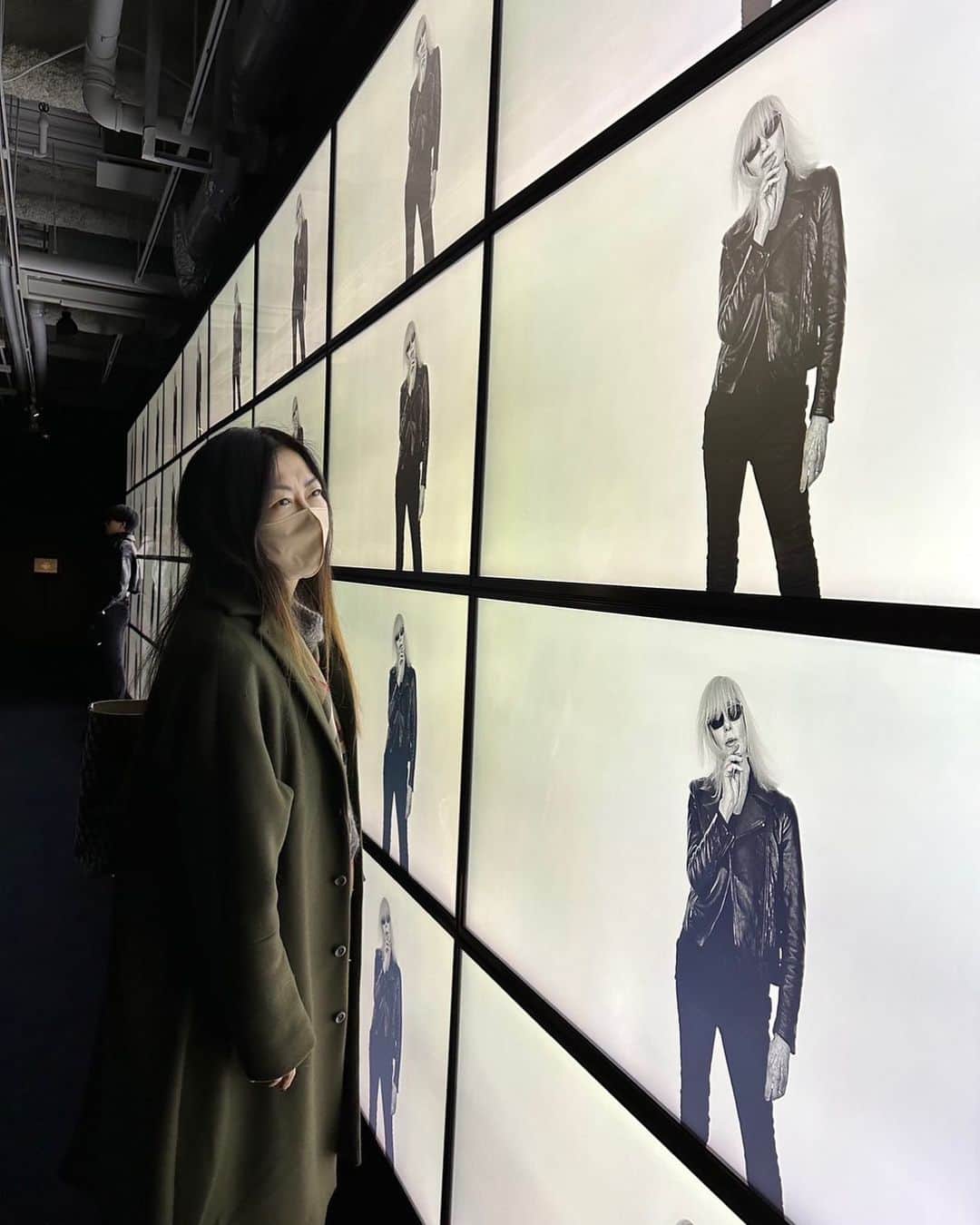 のインスタグラム：「サンローランのエキシビションに行ってきました。 いつだって古くならない。 懐かしいけど今でも身につけられる。 私はもっぱらコピーらしきものを着ていたけれど、改めてジャケット欲しいかも。」