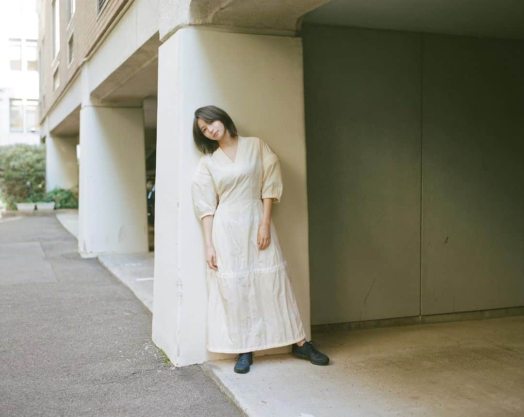 傳谷英里香のインスタグラム：「. ワンピースにスニーカーっていいよね👟 ⁡ 冬らしく寒くなってきたので風邪引かぬよう。 私はこれから温泉入って温まってきます♨️ ⁡ おすすめの温泉教えてくだせい。地方でも◎」