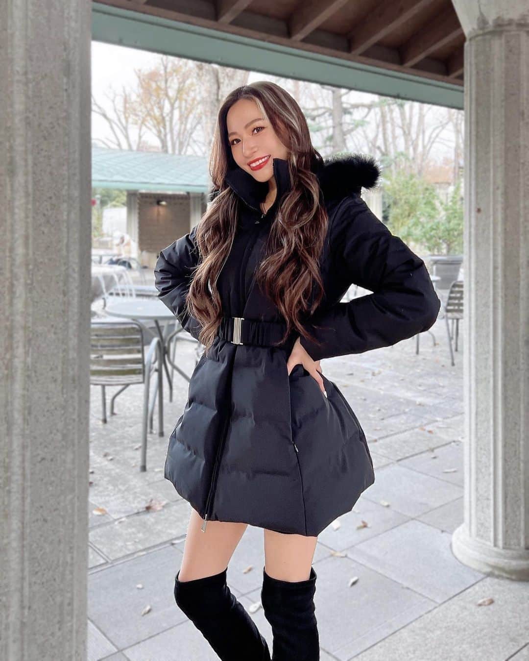のインスタグラム：「. めちゃめちゃスタイルアップする DURASのダウンがマジで可愛い😭❤️ @duras_official  ⁡ シルエットが綺麗だから着膨れもしないし ファーは取り外し可能だよん🕊🤍 ⁡ ⁡ はぁ〜😮‍💨💭 今日の朝寒すぎて指先の感覚なかった..🥹 ⁡ ⁡ #duras #デュラス #ダウンコート #く美れダウンコート #くびれ #ブラックコーデ #164cm #164cmコーデ #まあさコーデ #maasacode #冬コーデ #ダウン #細見え #outfit #冬アウター #骨格ウェーブ #骨格ウェーブコーデ」