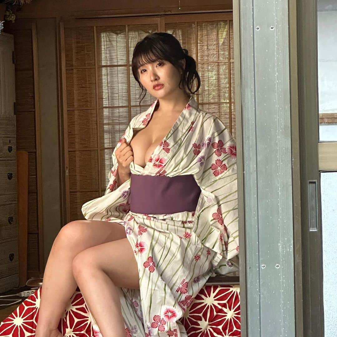 のインスタグラム：「2023年1月27日発売のMEN'S DVDさんの表紙を担当させて頂きます☺️  雑誌と連動したグッズの発売もあります💛  私事ですが1月お誕生日なのでグッズ購入して頂けると最高のプレゼントです🥹✨  よろしくお願いします!!」