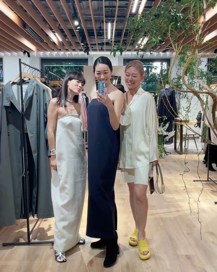 熊澤枝里子のインスタグラム：「@etretokyo  2023 s/s  すしざんまいとギャルポーズのレクチャーに笑った🤣 え、しゃがんでるかしゃがんでないか の違いだけちゃうん？😂  ど定番なのに意外と持っていない黒ワンピを 展示会にお呼ばれいただいた 機会に物色しております🖤 せっかく仲間入りするんだもの。 お気に入りを長く使いたい☺️」