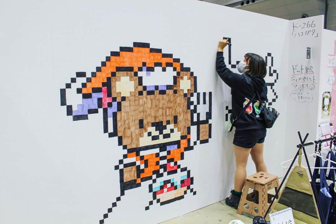 鈴木のぞみのインスタグラム：「Analog Pixel Art Live Painting at Design Festa 56 at Tokyo Big Sight  #pixelart #pixelartist #pixelartwork #pixelarts #pixelartstyle #pixelartdraw #pixelartdrawing #art #artist #artwork #japan #Tokyo #retro #cute #kawaii #anime #liveperformance  #livepainting #livepainter #livepaint #illustration #analogillustration #japanesegirl  #ドット絵 #アナログイラスト #ライブペイント #ピクセルアート #ハコガタ #鈴木のぞみ #デザフェス56」