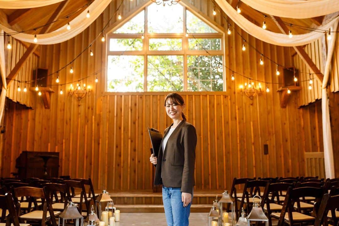 東京ウェディングカレッジさんのインスタグラム写真 - (東京ウェディングカレッジInstagram)「. 2021年3月に卒業した松野さんへのインタビュー🗣  プランナーさんのアシスタントとして 仕事をしている松野さんに、 今後のプランナーデビューに向けて、 身につけておきたい"スキル"について聞いてきました💁‍♀️  動画はYouTubeからチェック ✔︎  ___________________________________________  🌙学校についてもっと知りたい方はこちら ▶︎▶︎ @weddingcollege  　　プロフィールのURLからホームページをチェック✔︎  学校説明会や個別相談も開催中です♪ ご予約や詳細はHPから🙌 ※日程のご相談も受け付け中📱LINEにてご相談ください！  #東京ウェディングホテル専門学校 #TWH #ウェディングプランナー #ドレススタイリスト #ブライダルフラワー #ブライダルフォトグラファー #ウェディング　#結婚式 #ブライダル  #ブライダル学生」12月15日 18時54分 - weddingcollege