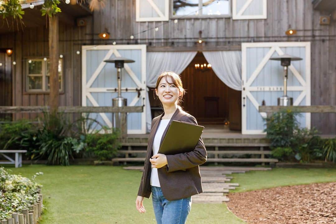 東京ウェディングカレッジのインスタグラム：「. 2021年3月に卒業した松野さんへのインタビュー🗣  プランナーさんのアシスタントとして 仕事をしている松野さんに、 今後のプランナーデビューに向けて、 身につけておきたい"スキル"について聞いてきました💁‍♀️  動画はYouTubeからチェック ✔︎  ___________________________________________  🌙学校についてもっと知りたい方はこちら ▶︎▶︎ @weddingcollege  　　プロフィールのURLからホームページをチェック✔︎  学校説明会や個別相談も開催中です♪ ご予約や詳細はHPから🙌 ※日程のご相談も受け付け中📱LINEにてご相談ください！  #東京ウェディングホテル専門学校 #TWH #ウェディングプランナー #ドレススタイリスト #ブライダルフラワー #ブライダルフォトグラファー #ウェディング　#結婚式 #ブライダル  #ブライダル学生」