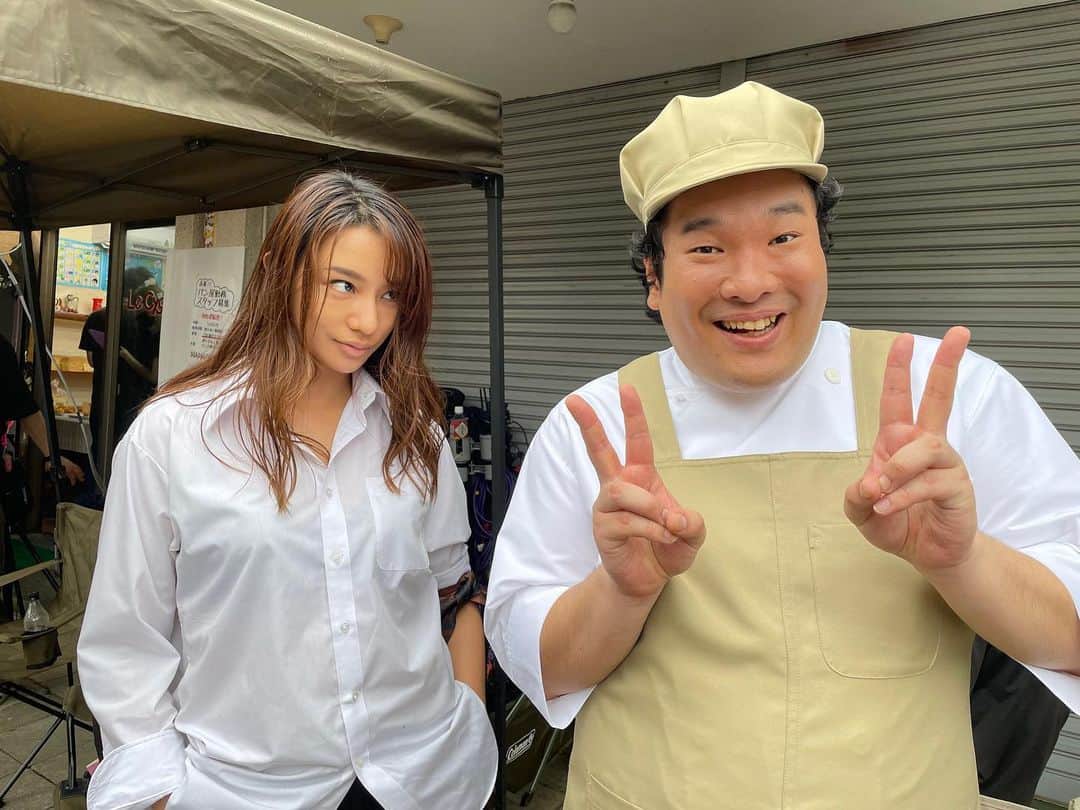 TVドラマ&映画『闇金ウシジマくん』公式のインスタグラム：「🦏  #闇金サイハラさん 13話オフショット📸  サイハラとあんどぅ🥐 バッチリ笑顔のあんどぅですが 2人がパン屋で遭遇して 何が起こったのか…⁉️ あんどぅは無事なのか⁉️  ぜひ本編をチェックしてみて ください❤️‍🔥👊  ▼13話見逃し配信は #TVer にて ▼14話先行配信は #dTV #Netflixにて  #闇金ウシジマくん #高橋メアリージュン#岡崎体育#dTV#Netflix#TBS#MBS」