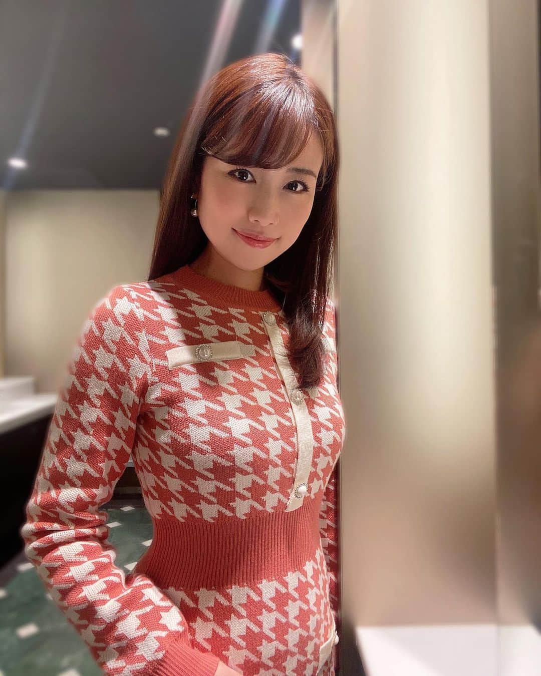 道岡桃子のインスタグラム：「ハデハデなニットワンピ！  ちょっと派手すぎるかと思いますが…   とっても暖かいです！！  カラーはコーラルピンク🍑  P.S.フォロワー様20,000人突破しました〜‼️ いつも素敵なコメントありがとうございます✨  #アナウンサー #アナウンサー衣装  #ニットワンピース #ニットワンピースコーデ  #タイトワンピース #骨格ストレート  #shein #sheinコーデ #ootd #ootdfashion  #SHEINforall#SHEINholidayseason #followforfollowback #instafashion」