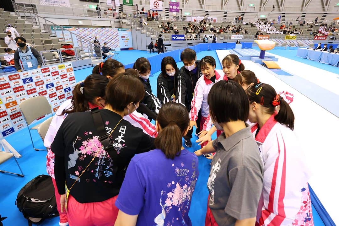 日本体操協会さんのインスタグラム写真 - (日本体操協会Instagram)「写真で #プレイバック シリーズ！　その1 名勝負、名演技が多かった、#体操 #チーム #日本一決定戦 第76回 #全日本体操団体選手権。 『すべては、チームのために』 仲間と共に、仲間のために戦う選手たちの美しい演技を写真でプレイバック！　まずは女子の部から！ Photo by AFLO SPORT @aflosport #JGA #artisticgymnastics #gymnastics #japan #日本体操協会 #体操ニッポン #日本代表」12月15日 19時00分 - gymnasticsjapan
