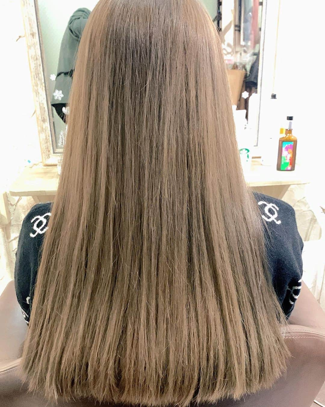 黒咲ゆうきさんのインスタグラム写真 - (黒咲ゆうきInstagram)「昨日は美容の日✨💅💆‍♀️💇‍♀️ 何ヶ月ぶりってくらいにネイルした💅 冬っぽいダーク系ネイル💅 キラキラしてて可愛い❤️💕 リボンも素敵🎀 その後そのまま美容室🏃 安定の根本ブリーチに悲鳴を上げながら耐えました🔥⚡︎ んでもってめっちゃ良い色ー！ ミルクティーベージュ系やっぱ好き❤️ そして1番ビックリしたのは、私前髪だけ生え癖があって悩んでたんだけど、 担当の美容師さん全国で40人に1人くらいしか出来ないヘアリセッターが出来る人だったらしくヘアリセッターしたら、 前髪がパカって別れんくなった👏 髪を傷付けず細かい髪の毛の根本の分からないような絡まりを真っ直ぐに直してくれる技術者らしく。 もっと早めに相談するべきやった❗️ 1ヶ月くらいは保つらしい❗️ 何はともあれ年末前に美容納めが出来て安心した😮‍💨 #ネイル #久々#冬デザイン #キラキラネイル #美容室#安定の根本ブリーチ #痛かったけど頑張った #ミルクティーベージュ #ヘアリセッター #熊本の逸材  #kumamoto」12月16日 5時56分 - you_key25