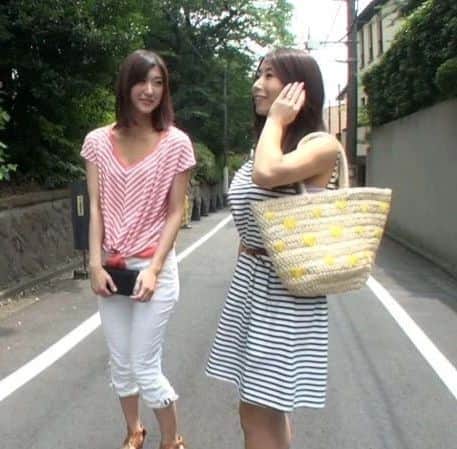 篠田あゆみのインスタグラム：「何も言わずに家を出て  こんなとこまで来たけれど  日暮れとともに泣き虫が  心細いとべそをかく  赤く染まる町の空を  カラスが鳴いて行きすぎる  道に伸びる長い影が  早く帰ろと袖を引く  お魚を焼く匂い  晩ご飯のいい匂い」