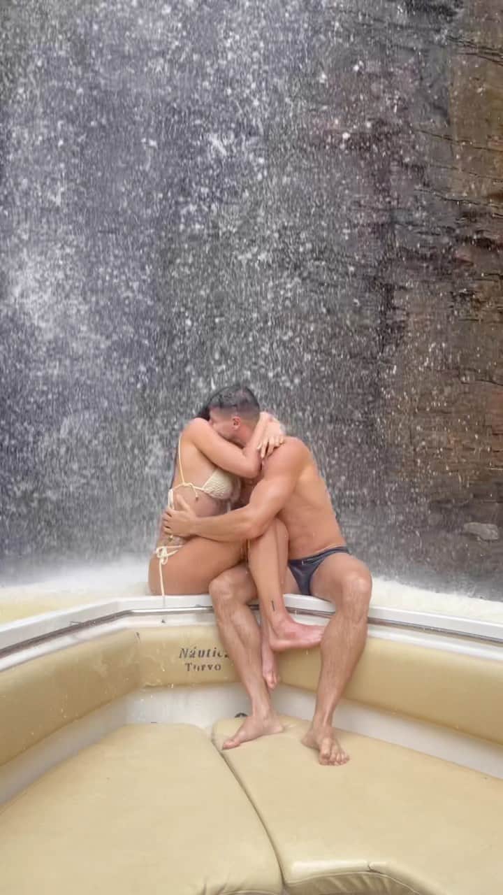 Jonas Sulzbachのインスタグラム：「Feliz 7 anos juntos meu amor!!!! Quantos momentos nesses 7 anos hein. E cada dia que passa eu te admiro mais e tenho mais certeza que tu é a mulher da minha vida. Amo a nossa relação, é leve, divertida, cheia de companheirismo e amor. Bora conquistar tudo que a gente quer juntos meu amor!!! Que Deus que nos proteja e nos livre de todo mal, TE AMOOOOOO @marigonzalez 🤍」