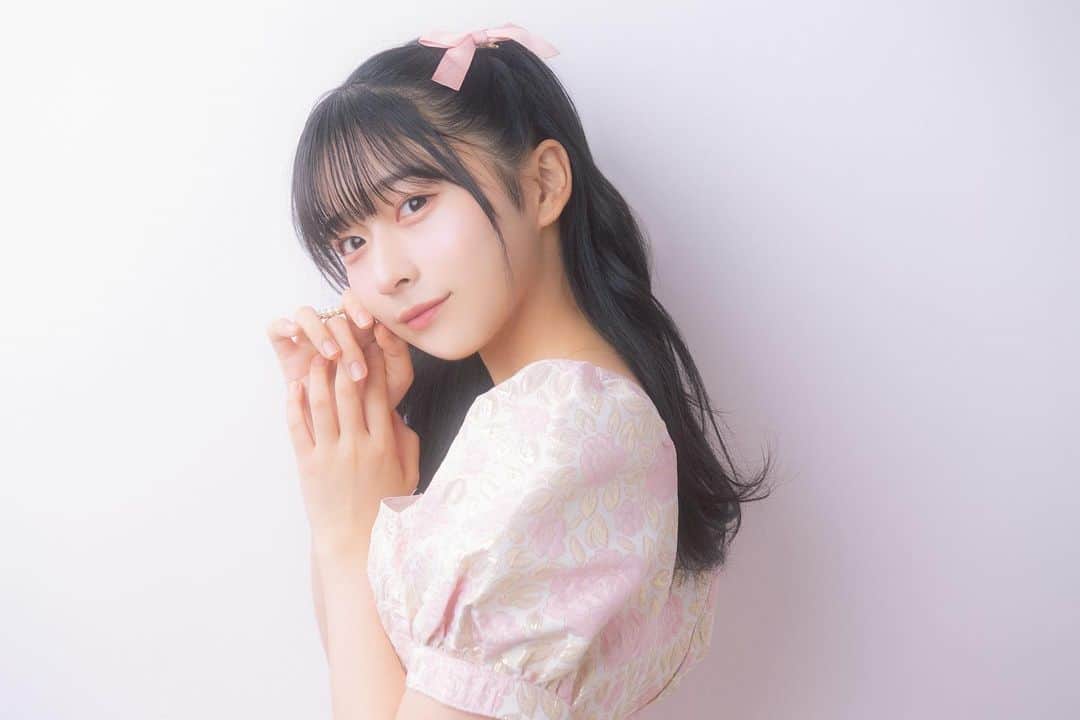 のインスタグラム：「なんと12月16日発売の”LARME055”に初登場しています🌛！  やっと報告できて嬉しいです！  自分が読んでいてだいすきな雑誌に載ってるって考えたらなんだか不思議な気持ちでドキドキ、、  チェキにもかわいくお絵描きしたりしてるのでぜったいゲットしてください！  @larmemagazine」