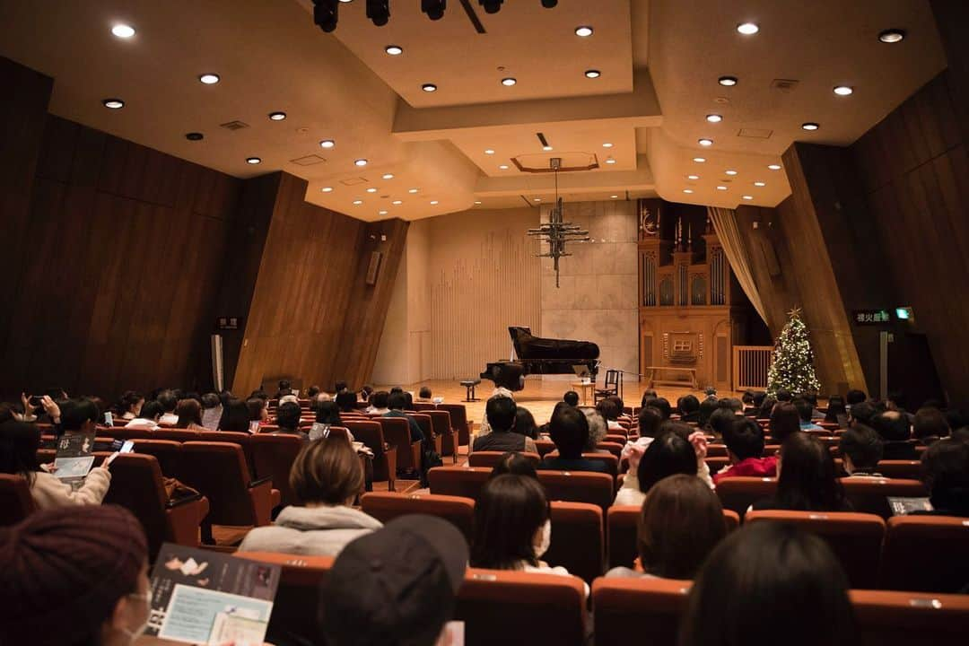 堀井美香さんのインスタグラム写真 - (堀井美香Instagram)「. 2022年12月2日 ⁡ 2回目のyomibasho 1人朗読会を終えました。 ⁡ 作品は三浦綾子著「母」 ⁡ 演出.深作健太さん 照明.石神保さん ピアノ.川田健太郎さん ⁡ そして来てくださったお客様に 感謝。 ⁡ 皆様の募金74,600円は 日本児童養護施設財団に寄付いたしました。 ⁡ 次は 8月26日土曜日。昼公演 秋田ミルハス 中ホールです。  写真は キムアルムちゃん✨ いつも有難う。」12月15日 21時12分 - horiimika2022