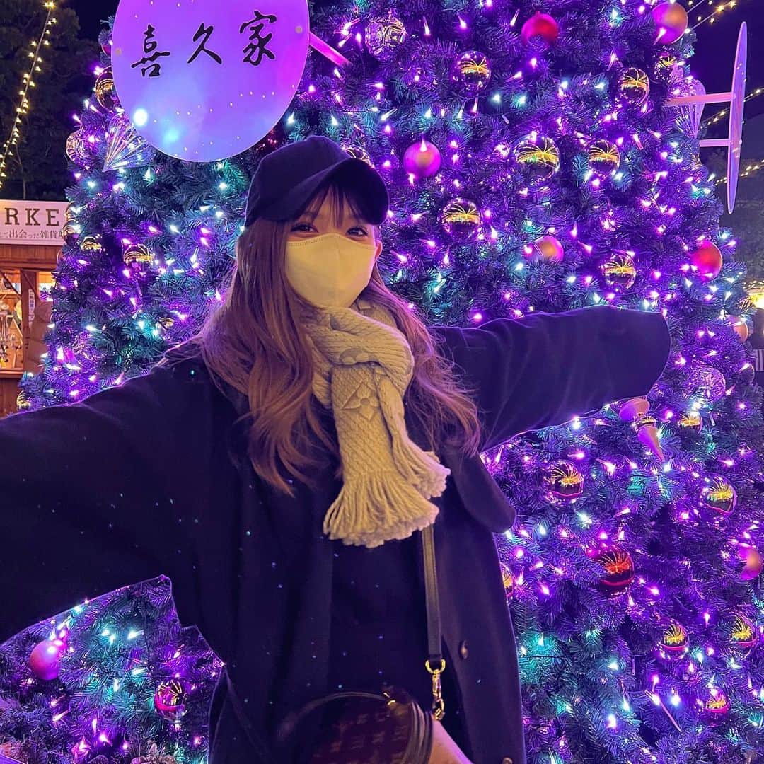 小栁紫苑のインスタグラム：「外で飲むビール最高だよナ🍻 #クリスマスマーケット #🍻 #ビール女子」