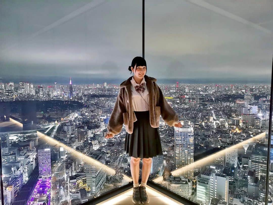 西原さつき（さつきぽん）のインスタグラム：「渋谷スカイに行ってきました🌃 ずっと前から気になっていた場所☾  東京に引っ越す前から都会への憧れみたいなものが、自分の中で大きくありました。特に自分の身体のことで悩んでいた学生時代、地方ではまだまだセクシュアリティについて知らない人が多くて、ちょっとした息苦しさというものを感じていた記憶があります。やっぱり都会と比べると、理解されにくいような気がする。それは今でもそうかもしれない……。 ⁡ 上京してからもうすぐ10年になります。 それでもあの頃と比べると今は世界が大きく変わったように感じます。少しずつ、私と同じような立場の人が生きやすくなってきたのかな。 ⁡ 自分にとっては1人の女性としての日常がとても大切で、何気ない毎日を楽しむことをずっと夢見ていたような気がします。 穏やかに、当たり前の日常があればそれで充分に幸せです🌌 少しずつ、叶ってきてるかな？ ⁡ この景色にエネルギーをもらって、またこれからも頑張ります(•̀ᴗ•́)و  #都会の中で  #渋谷スカイ  #transgender  #カンコー学生服  #乙女塾  #さつきぽん #トランスジェンダー」