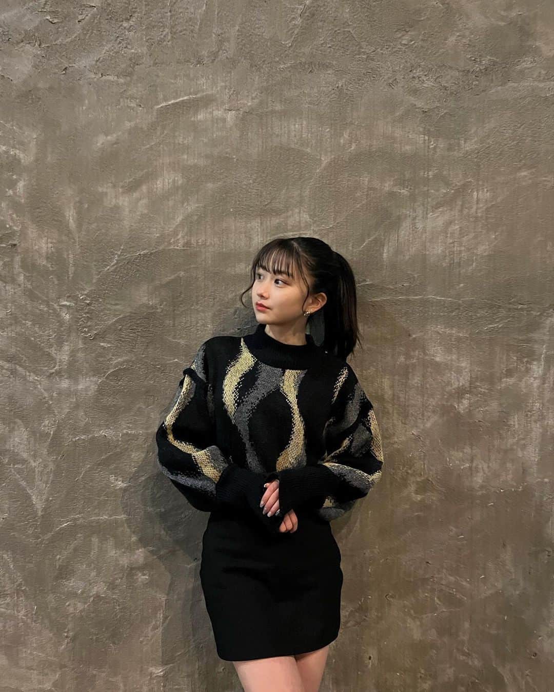 水戸由菜さんのインスタグラム写真 - (水戸由菜Instagram)「・ 🎠🖤💛  ポニーテールでおくれ毛出すの上手くなった！  knit: @emoda_official  skirt: @emoda_official」12月15日 21時31分 - yuna_3047