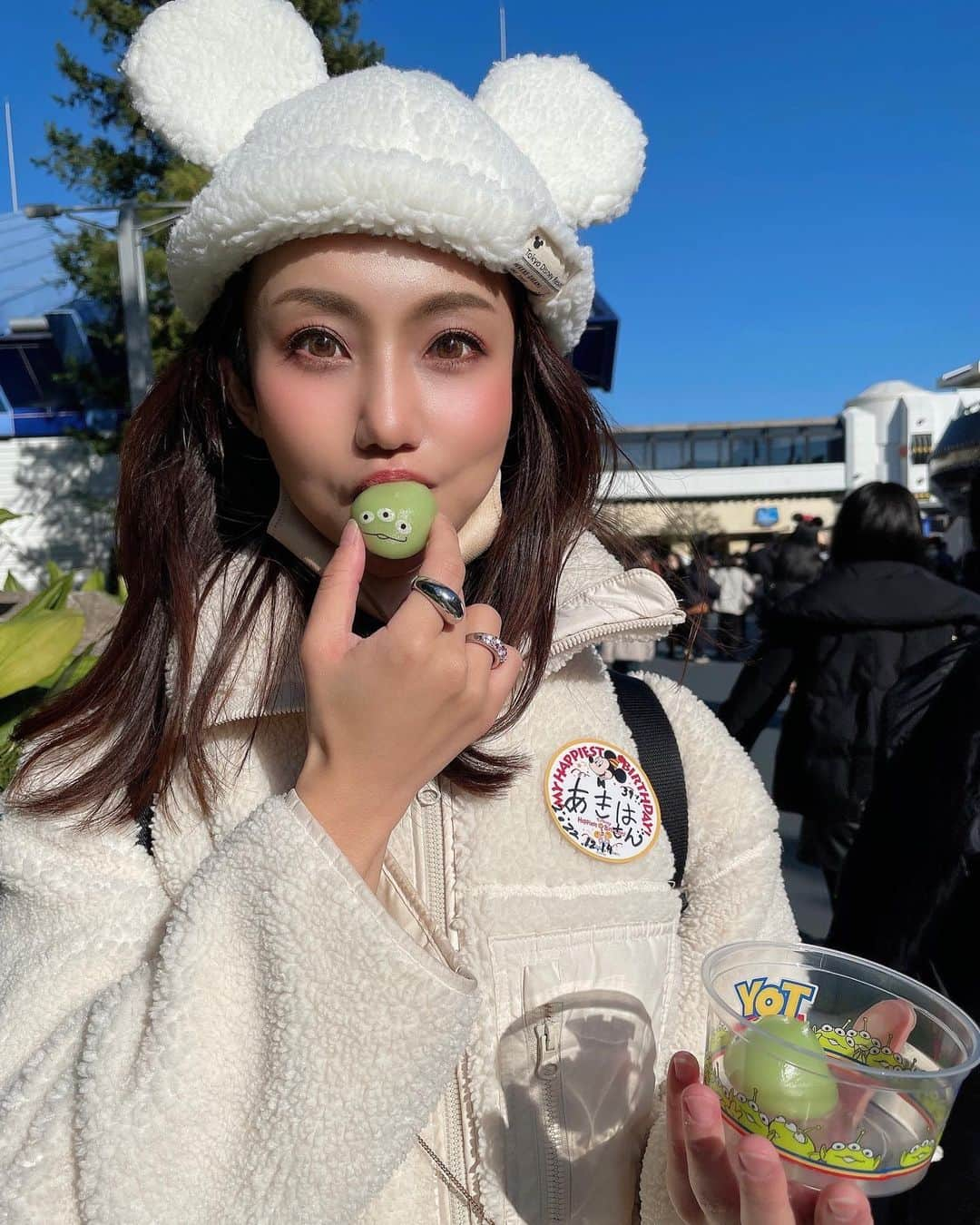 松枝明葉のインスタグラム：「「ま、とりあえず食べとけよ」と言ってる風にしか見えん笑 #なんか違う    39歳になりました      忘年会でクリニックの皆さんから ハピバ歌っていただき (めちゃ良い写真貰ったので後日投稿😂)    娘からは今年はピアスの プレゼントもらって      39歳も素敵な1年に なりそうです        9年前の自分の顔よりも 今の自分の顔が穏やかに 見えるのは、 　  今、素敵な皆さんに囲まれて  毎日が愉しくて しあわせだからですな🫶        いつもありがとうございます!!!!!!!      #東京ディズニーランド  #tokyodisneyland  #アラフォー #ハピバ  #きれいになりたい #アラフォーママ #ディズニー写真部 #japantravel #japantrip  #シングルマザー #ありがとう」