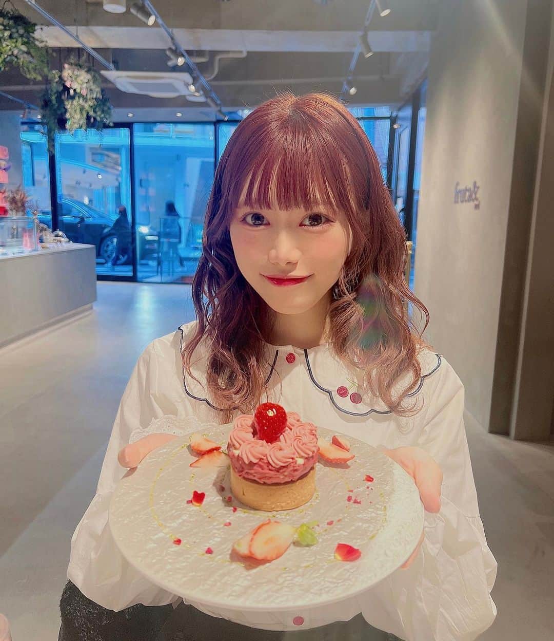 早海美玖のインスタグラム：「お仕事の前に行ってきたよ〜🍰🎀  そういえば、携帯の画面の保護フィルムを新しくしたら、画面がとっても暗くて慣れるまで写真の色味とか微妙に調整難しいかもだけどよろしくね(?)🥺♡笑」