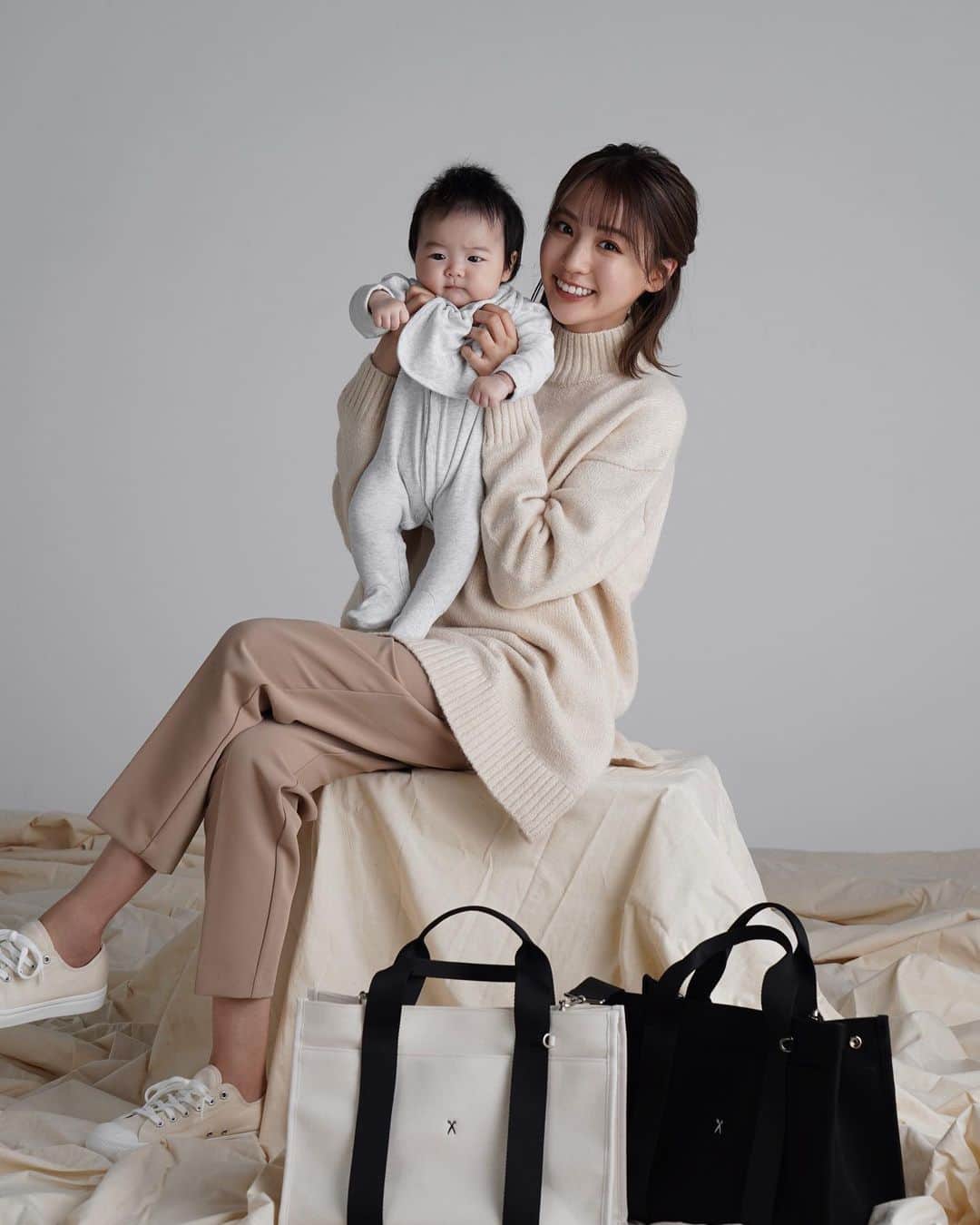 志田友美（ゆうみん）のインスタグラム：「@josephandstacey_jp でバッグの売り上げ今１位と３位独占してるみたいで本当にありがとうございます。😿🙏🏼　  少しでも多くの方にバッグ使ってもらえますように…👜🤍  #コラボバッグ #マザーズバッグ #4ヶ月ベビー #女の子ママ」