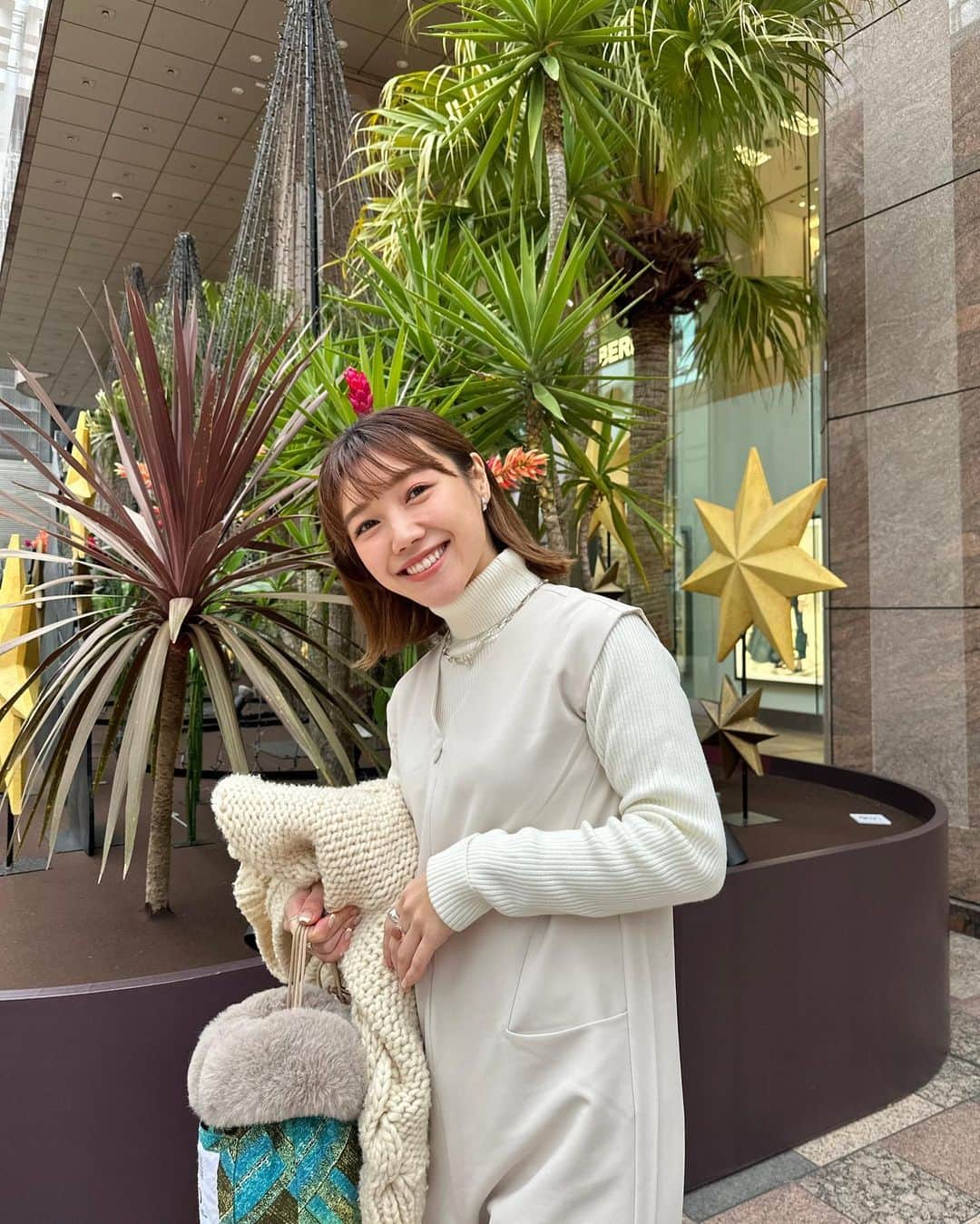 黒田りさのインスタグラム：「🪡【年末美容おさめ】 美容施術で1番好きな美容鍼！サロンや鍼灸院など月に1〜2回は継続して行っています🫧  毎月メンテナンスをお願いしている小顔科学研究所モッチーさんは、その日の身体の調子を見て、足元から頭の先まで必要な箇所に鍼を打ってくれます✨ふかふかぽかぽかなベッドの上に横になっているだけで、自律神経が整ってすとんと寝落ち、短時間で脳内からスッキリするし、お顔のむくみが取れて速攻で小顔になるし、1週間かけてお肌もツヤとハリが出てくる！いいこと尽くしです🥺🫶  いま12月キャンペーンで初回の方は6000円からお試しできるそうなのでぜひこの機会に行ってみてくださいっ✨  🎀小顔科学研究所　https://kogaokk.com/year-end/  👗 all in one @seven.dot.official    knit @tina_jojun    cardigan @audreyandjohnwad    boots @sly_official    bag @cloudy.tokyo   💍necklace @babb_babb    earring @cene_316l  お洋服タグは最後の写真をみてください☃️  #冬コーデ#ワントーンコーデ #パンツコーデ#白コーデ#美容鍼#小顔科学研究所#小顔矯正#福岡#sevendot#cloudy」