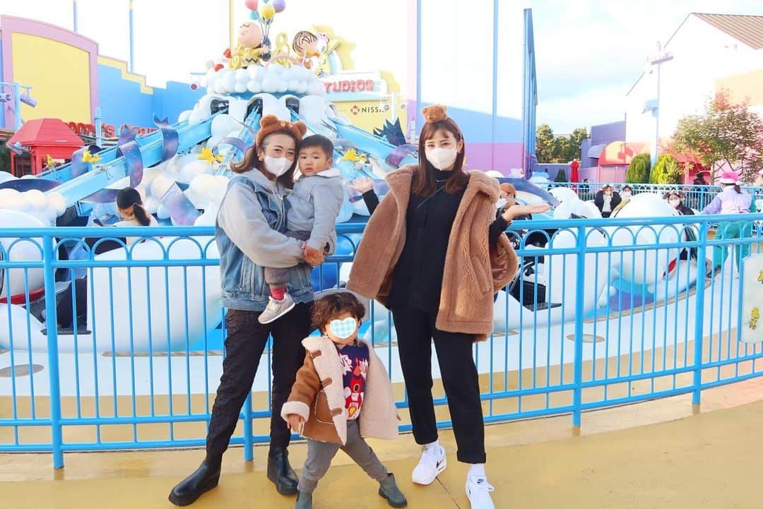 Mai Wakimizuのインスタグラム：「息子のUSJデビューは、USJプロのmaikaちゃんマシュー君親子と♡私も数年ぶりでめちゃくちゃ楽しみにしてたのだ♡"92cmの壁"を見事クリアした息子のおかげでスヌーピーエリアの乗り物たくさん乗れた＼(^o^)／ずーっとご機嫌良く2人で遊んでくれたし(息子はエルモの車をうまく運転出来なかったからか途中かなり落ち込んでたけど。笑)、自分で選んだサメの帽子も意外と長い時間被ってくれてたし、5時間があっーという間だった♡帰ろう！とベビーカー乗った瞬間2人同時に電池切れたのも可愛かった♡オカン達もちゃっかりクマさん付けて浮かれさせてもらいました♡笑 年パス買ったので行きまくる♡ #usj#2歳4ヶ月#男の子ママ」