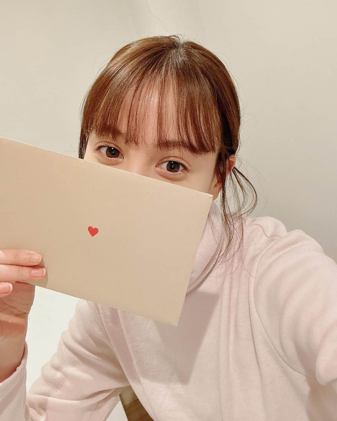 のインスタグラム：「2023 calendar❤︎  ハートのついた封筒に入って届きます☺️ ラブレターみたいになってしまった❤︎  立て掛けて使うタイプなのですが、 裏にも写真が載っているので2023年が終わっても、大切にとっておいていただけたら嬉しいなぁ…と思いながら、作りました☺️  母は最初の写真をもう飾ってくれていました！見ていて落ち着く…😌とお墨付きいただいちゃいました♡  もう何年もお世話になっているマネージャーさんと一から作ったカレンダー☺️  紙の質感がとっても素敵で、インテリアにも馴染みます🛋  ぜひに💓  #2023年カレンダー」