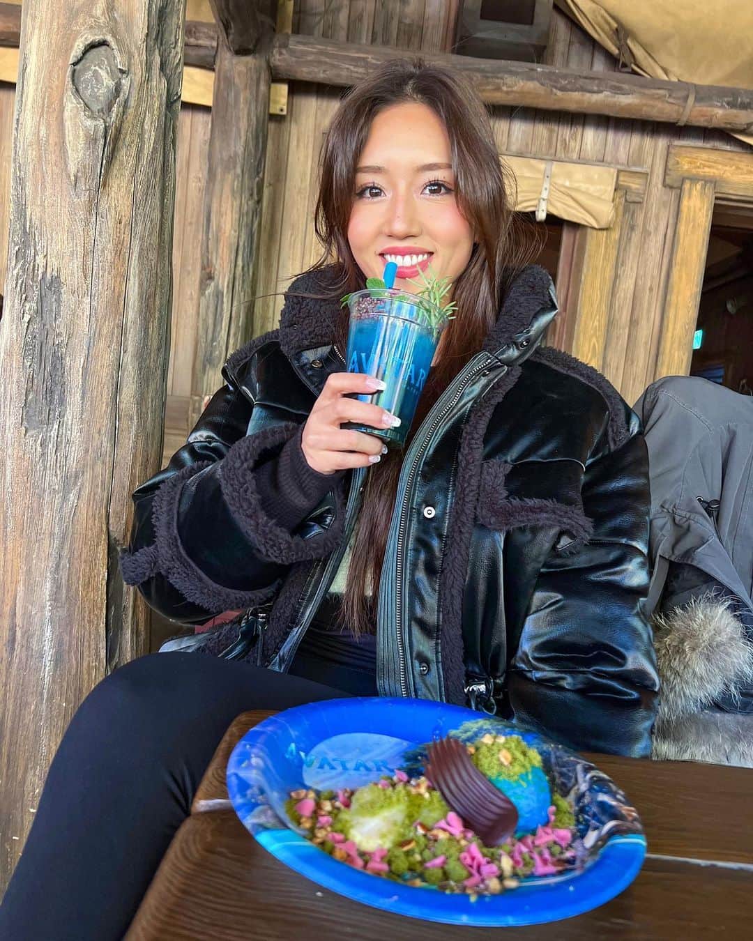 のインスタグラム：「今日はビキニ選手仲間のゆりこさんとあやと3人でディズニーシーいってきました❤️ オフシーズンになってなんでも好きなもの食べ歩きしながら3人で過ごせるだけで幸せ🥹 気分は女子高生だった！笑　ありがとう❤️  ⁡ そして私の大大大好きな映画Avatarでテンションぶち上げてきました😂 Pandoraに住みたい🌎 ⁡ ⁡ #workout#fitness#fitnessbikini#bikinifitness#fitnessmotivation#personaltrainer#fitgirl#筋トレ女子#パーソナルトレーナー#ボディメイク女子#ボディメイク#avatar#avatarwayofwater#tokyodisneysea」