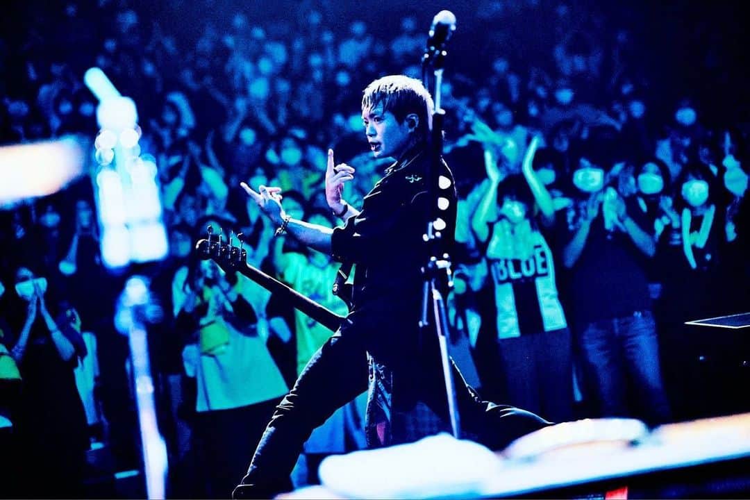 辻村勇太のインスタグラム：「BLUE ENCOUNT TOUR 2022-2023 ～knockin' on the new door～ @ 大阪　オリックス劇場  Photo by @hamanokazushi」
