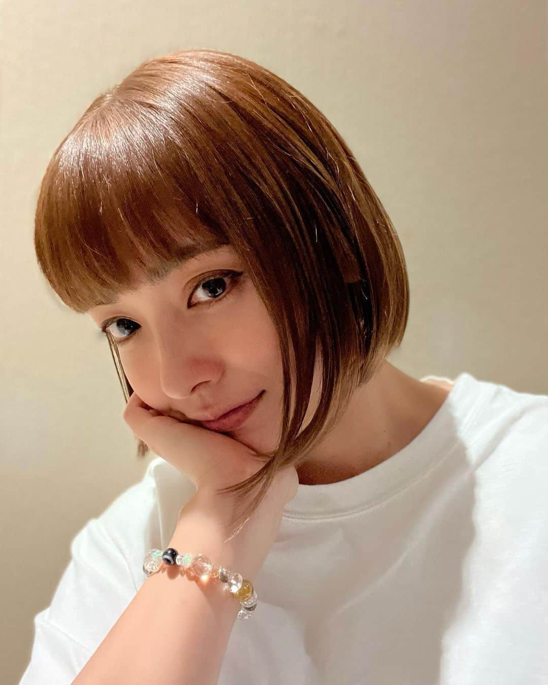 のインスタグラム：「久々に髪の毛バッサリと切りました✂️ 20代はほとんどショートで過ごし、30代は大体長めですごしました。 来月で39歳になりますが、その前にバッサリいっとこかな。と思い切りました☺️ ここから次はどうしようかな？って考えて思いきって切るのも楽しいものだ！ いつもあたしの要望に応えてくれる @matsuharu_evoke さん💇‍♀️ はるちゃんいつもありがとうございます！  #hair #color  #表参道にありまーす #松島春樹」