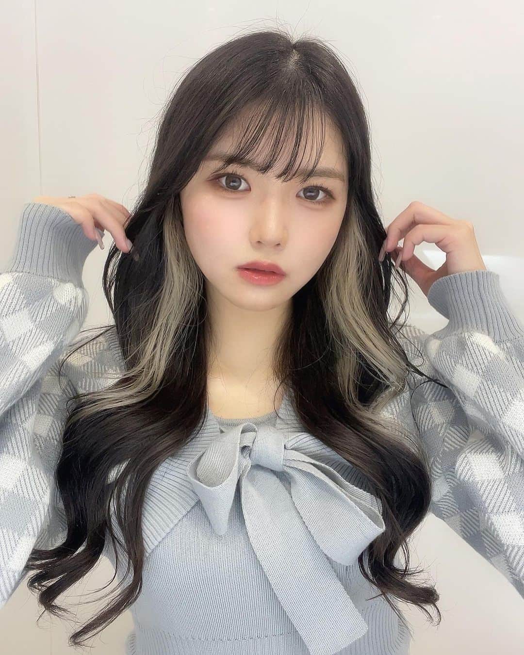 月愛きららのインスタグラム：「☁🫧🤍  イヤリングカラーで白にしてもらって全体的に暗くして頂きました⸜🙌🏻⸝‍  冬だから白入れてみたんだけどどうかな、、きららはとってもお気に入り❕  @cupola_omotesando  @masaruman さん @sobikuun さん  いつも可愛くしていただきありがとうございます、またよろしくお願いします✨」