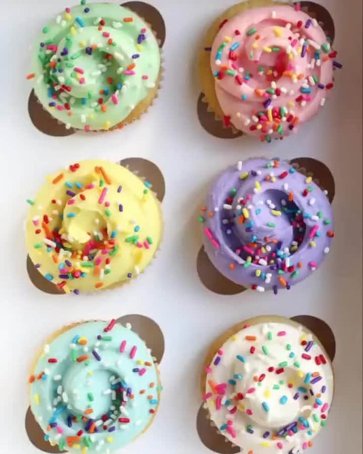 Bloomingdale'sのインスタグラム：「Happy #NationalCupcakeDay! If you need us we’ll be at @magnoliabakery 🧁」