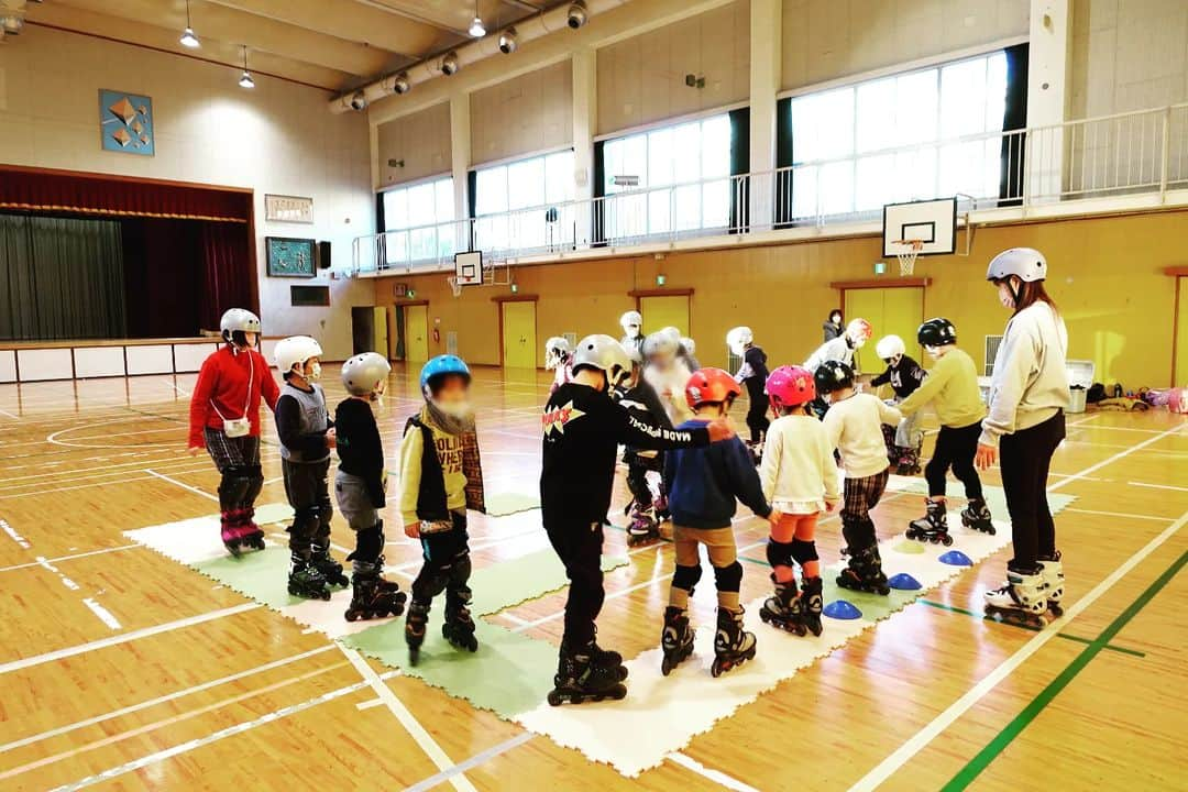 安床エイトのインスタグラム：「ASCスクールは、豊中市立野田小学校、豊中市立庄内小学校、豊中市立島田小学校にてインラインスケートのレッスンを担当させていただきました！ 　 本日、プロジェクトも無事に終了♪ 子供たちが「あ、エイト先生髪切った！」と言ってくれるほどに慣れた頃にお別れがきますね☺また来年もみんなに会えたらいいな！ 　 【ASCスクール🔍】は幼稚園・小学校・中学校・高等学校へ出張教室を開催しています。 　 #ASCスクール #出張教室 #幼稚園 #小学校 #中学校 #高校 #運動指導 #インラインスケート #スケートボード #運動あそび #体育指導」