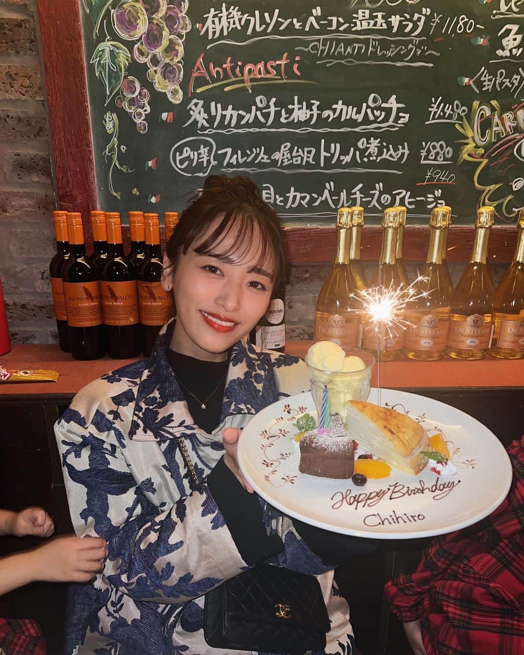 近藤千尋のインスタグラム：「お誕生日のたくさんのコメント ありがとうございます🥺🫶🏻💕 全部全部見させて頂いてます🙇‍♀️🤍🙏 今日はありがたいことに お仕事📺終わったら そのまま、ファミリーに お祝いしてもらいました🫂❤️ このチームが無ければ、 毎日お仕事と育児の両立は できてません。。😢 毎年お祝いしてくれて 本当にありがとう🙇‍♀️💓🎂  子供に鬼の形相になりながらも(笑) 終始幸せなお誕生日でした🎂🥰  そして、事務所に沢山プレゼントを 送ってくださったクライアント様、 ファンの皆様 ありがとうございました🙇‍♀️🙇‍♀️ また直接お礼を言わせてください。❤️  明日も12月らしいスケジュール！🗓 体調第一に頑張ります✊💕」