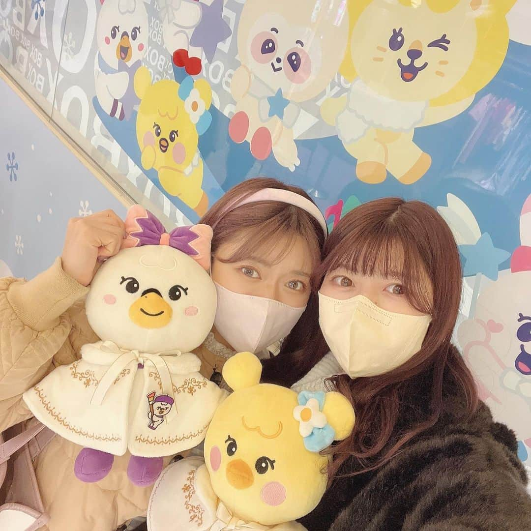 たんりいさんのインスタグラム写真 - (たんりいInstagram)「. . Nizoo Cafe 〜〜 🐥🌈💕  渋谷初日すずにゃんといってきた💓 せっかくなので全身水色コーデでっ🫣💙  今回のRIYOがひたすらかわいい…🥺🫶💕 キーホルダーたくさん欲しいっ…！！ 自引きはできなかったからリベンジしよ🥺  次は、来週池袋行く予定っ🐇🐥💗  . .  そして、、、 友達がたくさん反応してくれたんだけど リオちゃんに会えましたーー😭💗💗 目の前！！目の前通って反応してくれて 死んだ😭💕可愛すぎてしあわせ過ぎて😭💕 すずにゃんと大興奮案件だった🥹🥹  写真に必死で気付かなかったけど 優しい方々が「NiziU来ますよ」って😭💕 わざわざ声かけてくれたの優しすぎる…🥺  そのおかげで今年1幸せな出来事起きた😭💓 これで明後日京セラとか大丈夫そ！？💓  モチベ爆上がりすぎるやん、、 あぁ、楽しみ！😭💗💗💗💗💗💗  すずにゃん毎回ありがとう😭🫶💕 @_suzunyan08   #nizoo_cafe #nizoo #nizooグッズ #nizoocafe #nizooカフェ  #niziuグッズ #東京ドーム #ライブ参戦 #ライブ参戦服 #リオマヤ #推し活 #推し活グッズ #推しのいる生活  #たんりい推し活」12月15日 23時41分 - tanrii97