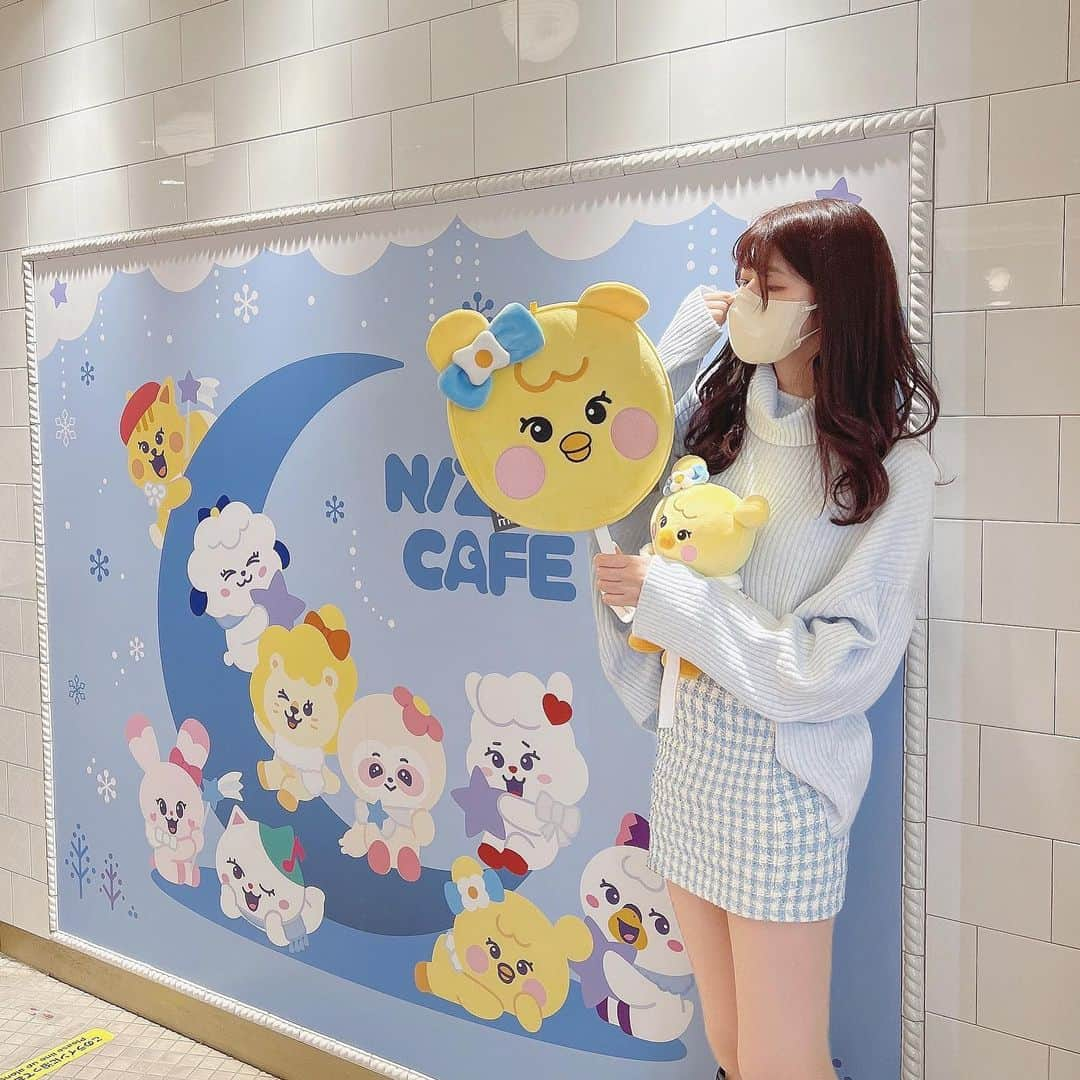 たんりいさんのインスタグラム写真 - (たんりいInstagram)「. . Nizoo Cafe 〜〜 🐥🌈💕  渋谷初日すずにゃんといってきた💓 せっかくなので全身水色コーデでっ🫣💙  今回のRIYOがひたすらかわいい…🥺🫶💕 キーホルダーたくさん欲しいっ…！！ 自引きはできなかったからリベンジしよ🥺  次は、来週池袋行く予定っ🐇🐥💗  . .  そして、、、 友達がたくさん反応してくれたんだけど リオちゃんに会えましたーー😭💗💗 目の前！！目の前通って反応してくれて 死んだ😭💕可愛すぎてしあわせ過ぎて😭💕 すずにゃんと大興奮案件だった🥹🥹  写真に必死で気付かなかったけど 優しい方々が「NiziU来ますよ」って😭💕 わざわざ声かけてくれたの優しすぎる…🥺  そのおかげで今年1幸せな出来事起きた😭💓 これで明後日京セラとか大丈夫そ！？💓  モチベ爆上がりすぎるやん、、 あぁ、楽しみ！😭💗💗💗💗💗💗  すずにゃん毎回ありがとう😭🫶💕 @_suzunyan08   #nizoo_cafe #nizoo #nizooグッズ #nizoocafe #nizooカフェ  #niziuグッズ #東京ドーム #ライブ参戦 #ライブ参戦服 #リオマヤ #推し活 #推し活グッズ #推しのいる生活  #たんりい推し活」12月15日 23時41分 - tanrii97