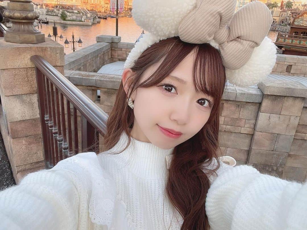 畑美紗起のインスタグラム：「自分からいつも見えてる顔と みんなから見えてる顔ってちがうもんね😌！  インカメ📸  #畑美紗起 #みちゃしふく #ニットコーデ #ガーリーコーデ #フェミニン #スカートコーデ #スカート #ディズニーコーデ #ディズニー #ディズニーシー #ミニスカート #今日のコーデ #デート服 #lookbook #ootd #fashion #disney #disneysea #japanese #japanesegirl #shooting #me #dailylook」