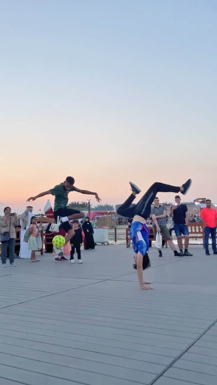 りゅートリックスのインスタグラム：「Collab skillls in Doha 🇫🇷🤝🇯🇵 @loganfreestyle @ryutricks  ・ ・ #freestylefootball #worldcup2022」