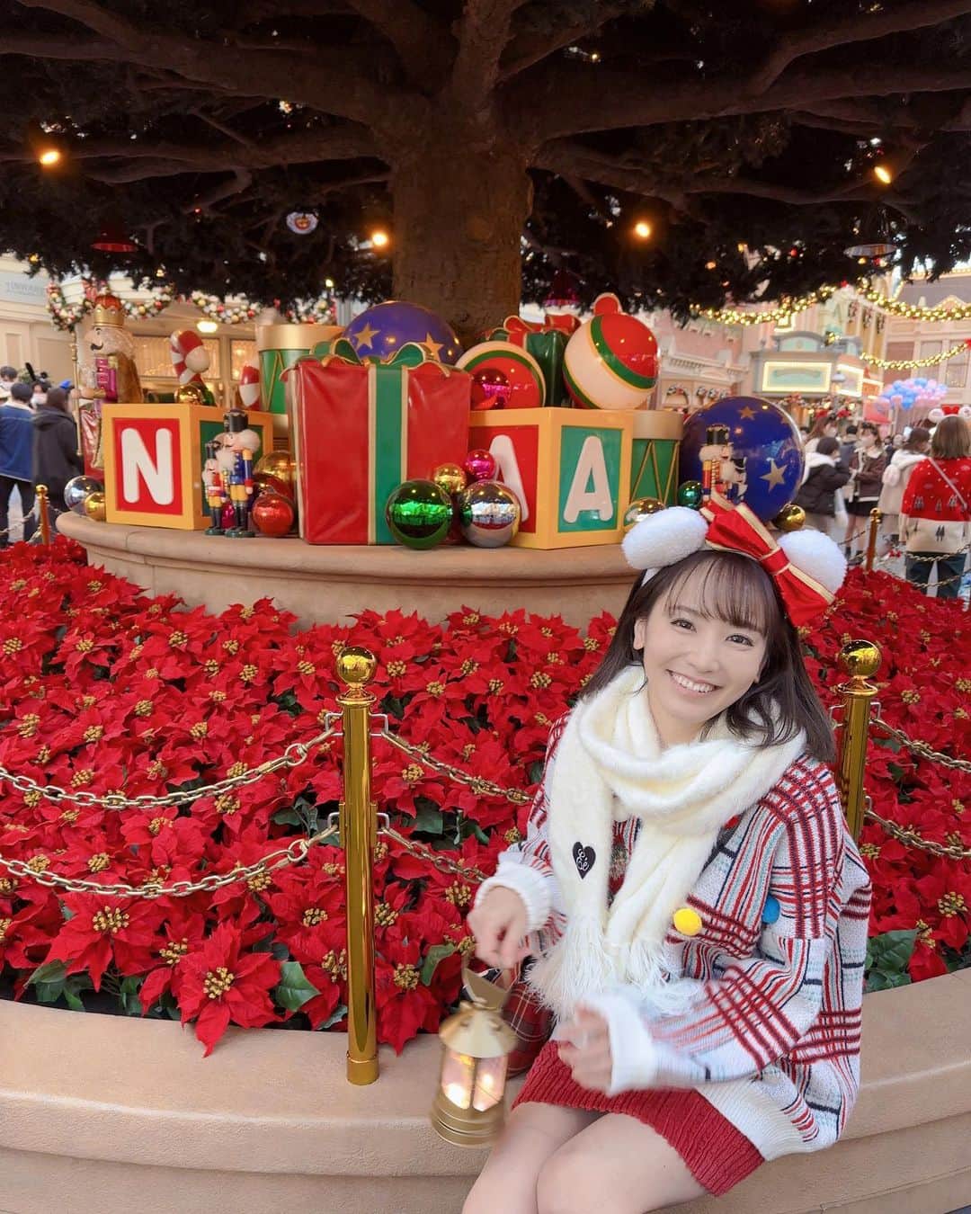 浜田由梨のインスタグラム：「ディズニーランドのクリスマスツリーがいちばんすき🎄🤍 クリスマスカラーってかわいいよね❤️💚❤️💚 ツリーの根元にプレゼントたくさんあるの憧れる🫶🏻  #クリスマスフォトブース #クリスマスツリー #クリスマスディズニー #クリスマスコーデ #xmasdisney #ディズニーランド #ディズニーカチューシャ #ディズニーフォト #ミニスカート #ダサセーター #マフラー女子 #冬服コーデ」