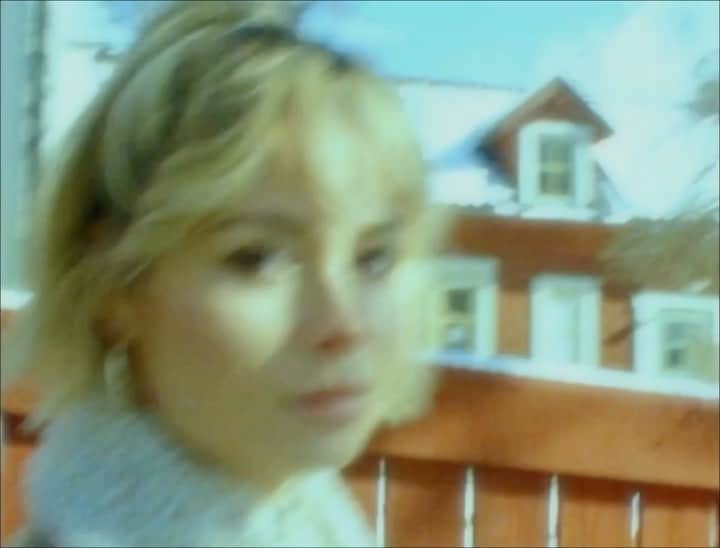 ニーナ・ネスビットのインスタグラム：「älskar video shot by @nataliesakstrup is out now 🤍 it was such a dream to go back to the places I visited in sweden while growing up to shoot this 🇸🇪 full video on my youtube…」