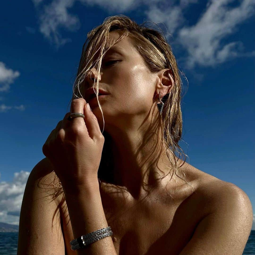 キャロリン・マーフィーのインスタグラム：「Silver sands in my Limited Edition Icon bracelet and artisanal handcrafted jewelry from @johnhardyjewelry 🤍 Each piece is made of reclaimed silver and ethically sourced gemstones!  Perfect for holiday gifts, link in stories #craftasritual #johnhardyicon #ad」