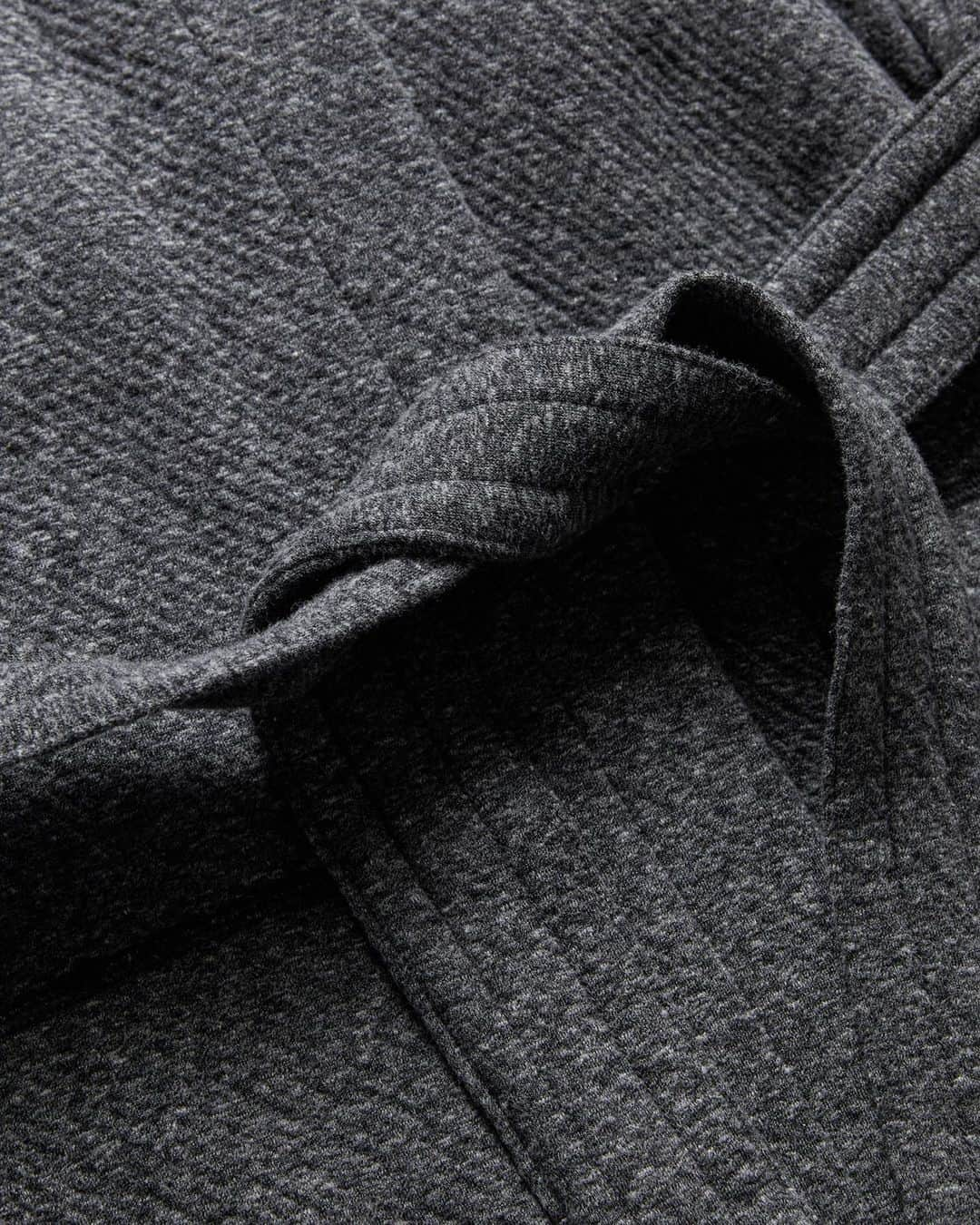 ウィングスアンドホーンズさんのインスタグラム写真 - (ウィングスアンドホーンズInstagram)「The ultimate winter fabric, Cabin Fleece strikes a balance between structure and comfort.   Handcrafted from a custom triple-layer textile with a soft quilted interior, the Hooded Robe and Stadium Blanket are now available in our premium fleece.   Shop now in-store and online.」12月16日 1時01分 - wingsandhorns