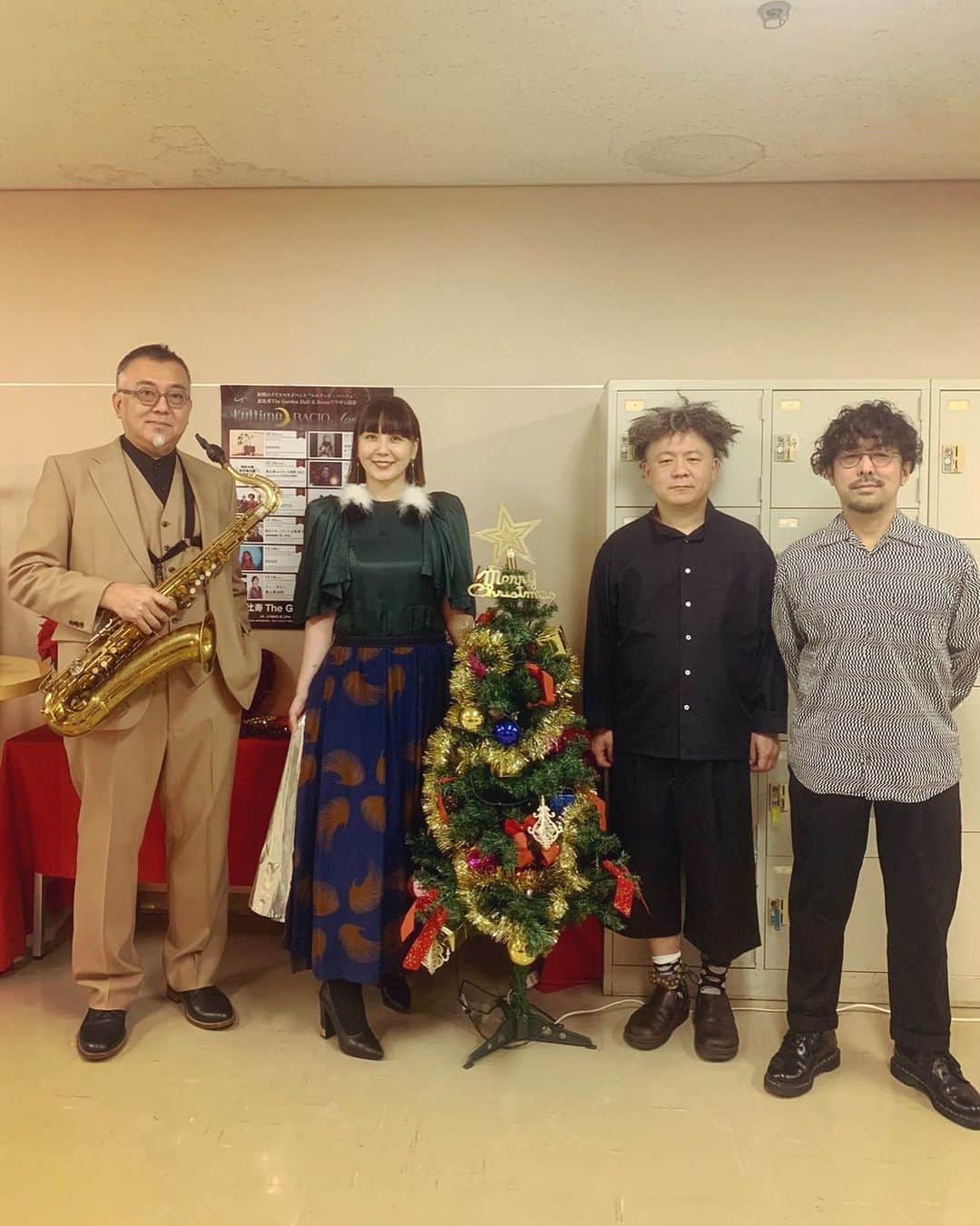 土岐麻子さんのインスタグラム写真 - (土岐麻子Instagram)「恵比寿ガーデンホール、ルルティモバーチョ、ありがとうございました！！ まずは今回の私のバンドメンバーから。皆さん最高でした。  Sax 田中邦和 Percussion 朝倉真司　 Piano ハタヤテツヤ」12月16日 1時05分 - tokiasako