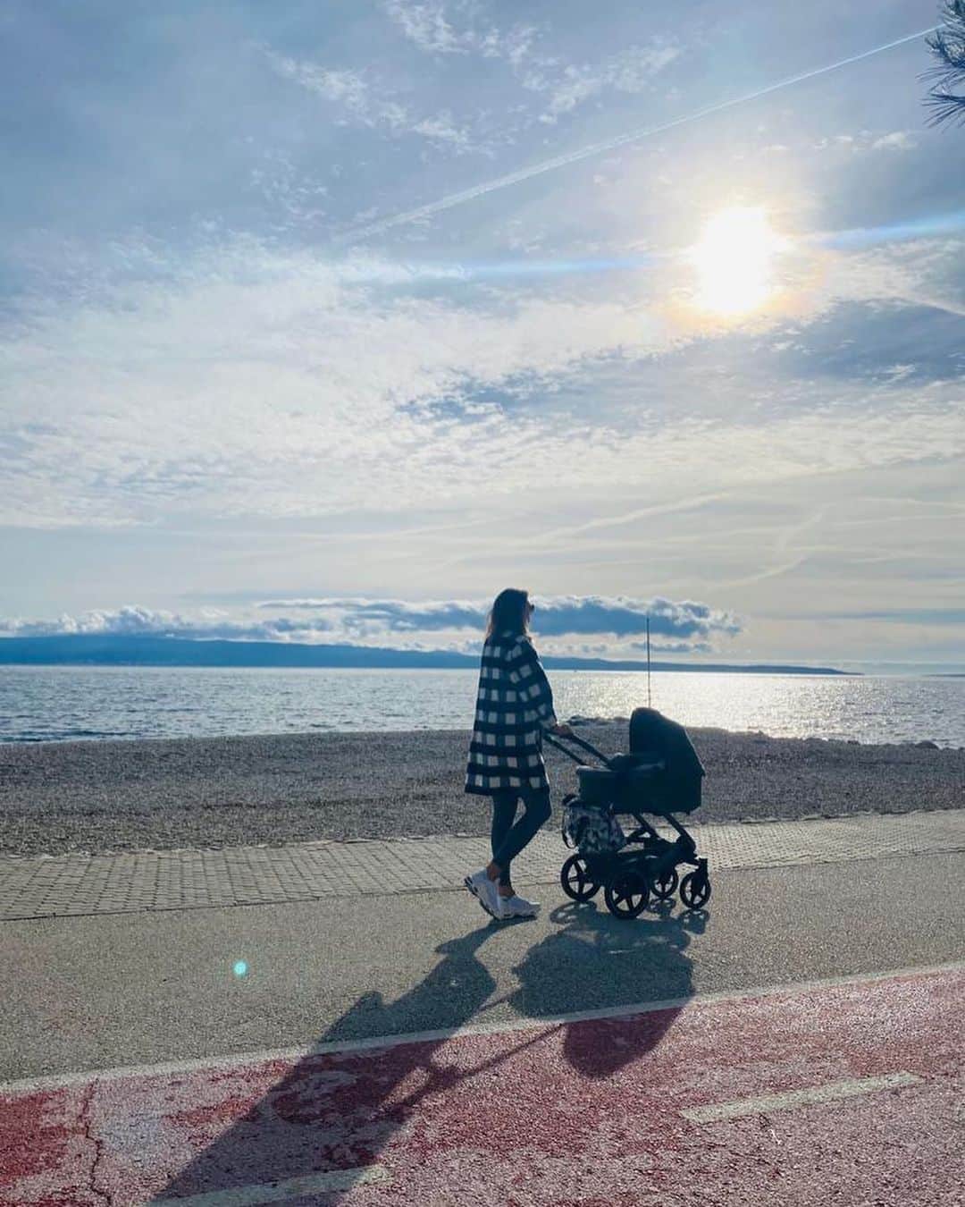 ブランカ・ブラシッチのインスタグラム：「The most wonderful place for strolling… 🌊   @babycenter_hrvatska  @myjoolz  #joolzgeo3 #stroller #bythesea #boymom #mumlife #split #croatia #beach #family」