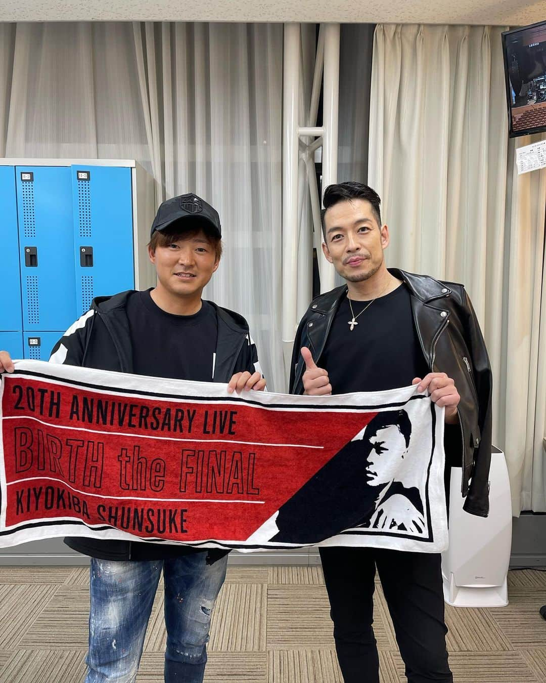 今平周吾のインスタグラム：「清木場俊介さんの 『KIYOKIBA SHUNSUKE 20TH ANNIVERSARY LIVE "BIRTH" ～THE FINAL～』に行ってきました！  憧れの人に会えて幸せな時間でした！ ゴルフも教わりました笑  Live最高です🥳 残りのツアーも頑張って下さい❗️」