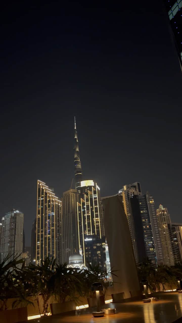 ロバート・アーンショウのインスタグラム：「Burj views 👌  @rokadubaiofficial」