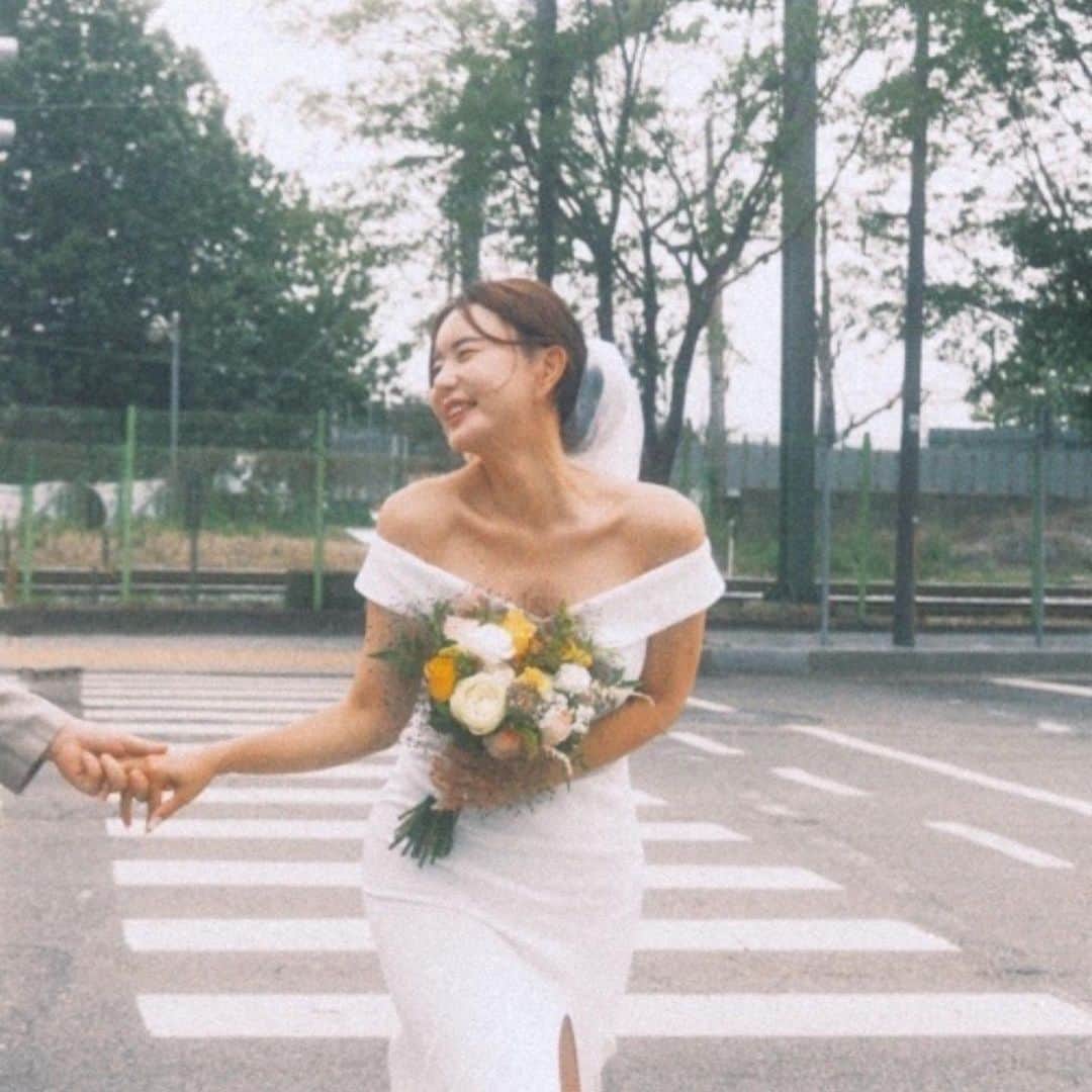 リュ・ジヘのインスタグラム：「인친님들 안녕하세요 어쩌다보니.....제가 시집을 가네요  흠 많은 저를  평생 데리고 살겠다네요 으음..믿어볼려구요..😅  제 고향 대구에서 식 올리구요 크리스마스이브🎄  다정한 남자예요 잘 살께요.🫡  촬영 @individual_ism」