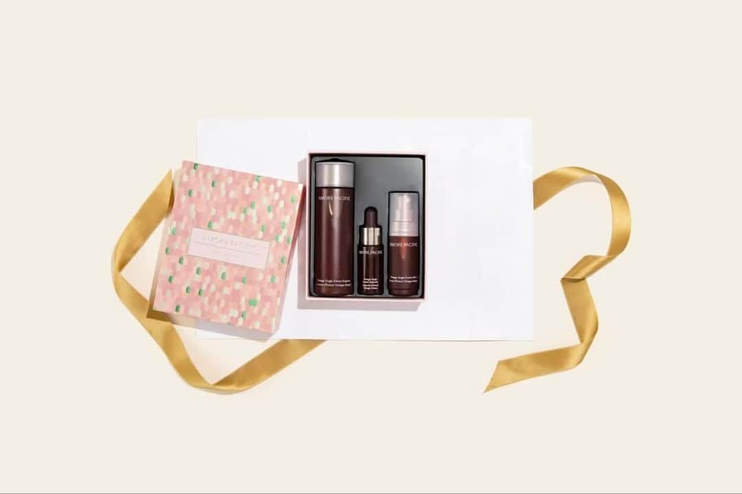 アモーレパシフィック USのインスタグラム：「Unwrap the magic of dewy, hydrated skin! ✨  The Dewy Essentials Set is a specially curated trio featuring a full-size bottle of our best-selling Vintage Extract Essence, a deluxe-sized sample of our Vintage Single Extract Ampoule, and a limited edition mist available only through this set!   Valued at $225 available for just $95, shop now by clicking the link in bio!」