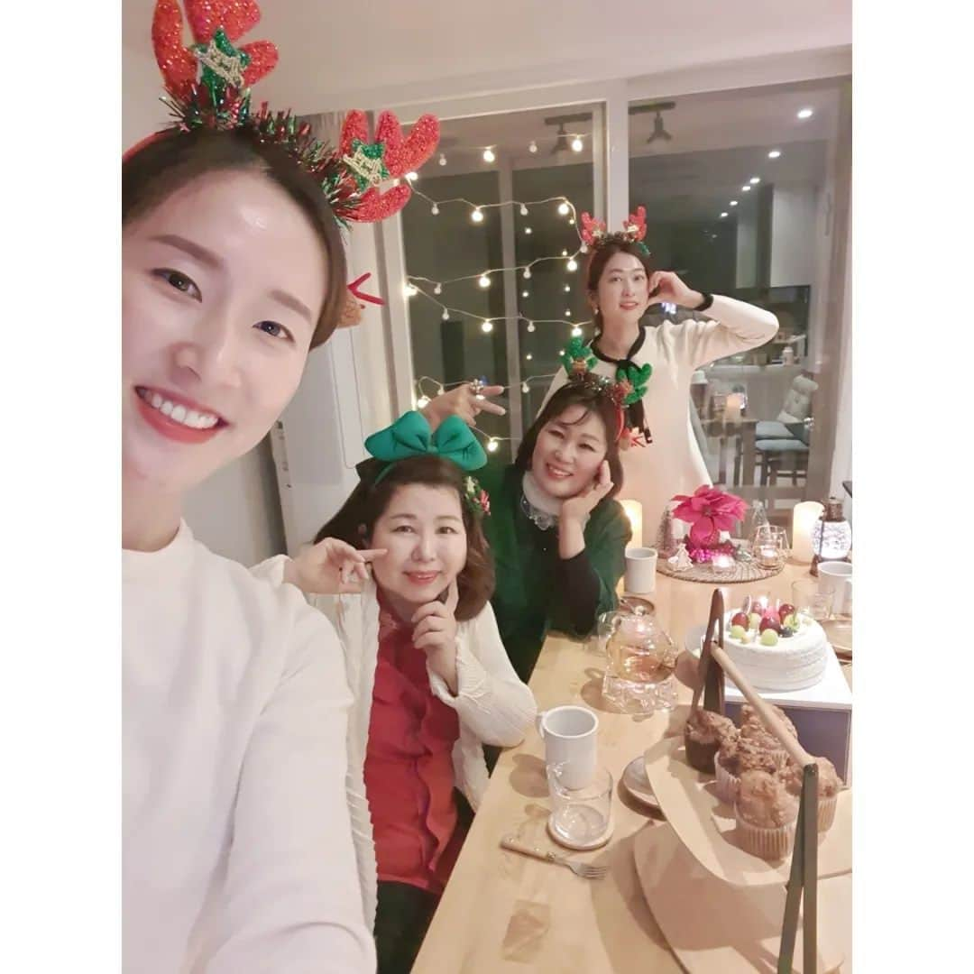 張藝娜さんのインスタグラム写真 - (張藝娜Instagram)「#미리크리스마스#Christmas#성탄절#파티 영양사님 음식 솜씨는 역시 최고😍👍」12月16日 3時05分 - yena1213