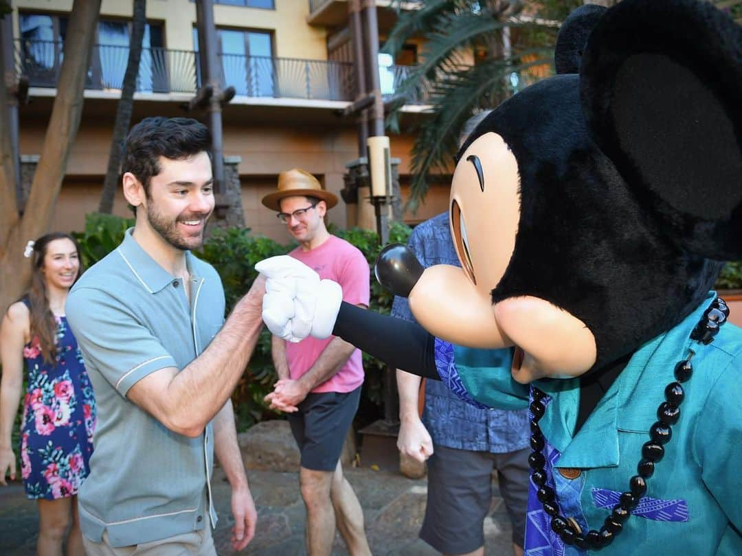 ブレンダン・ロビンソンさんのインスタグラム写真 - (ブレンダン・ロビンソンInstagram)「We ran into the big guy at @disneyaulani!   #disney #aulani #hawaii #mickeymouse #vacation #family」12月16日 3時15分 - brendanrobinson