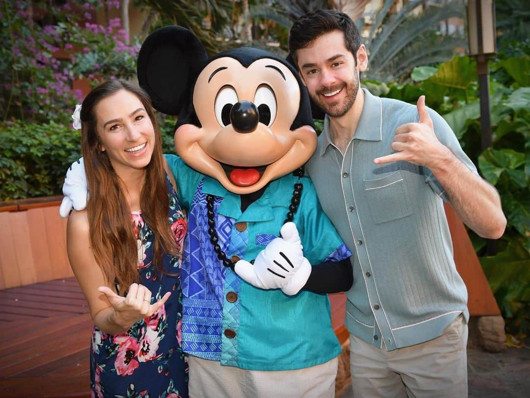 ブレンダン・ロビンソンのインスタグラム：「We ran into the big guy at @disneyaulani!   #disney #aulani #hawaii #mickeymouse #vacation #family」