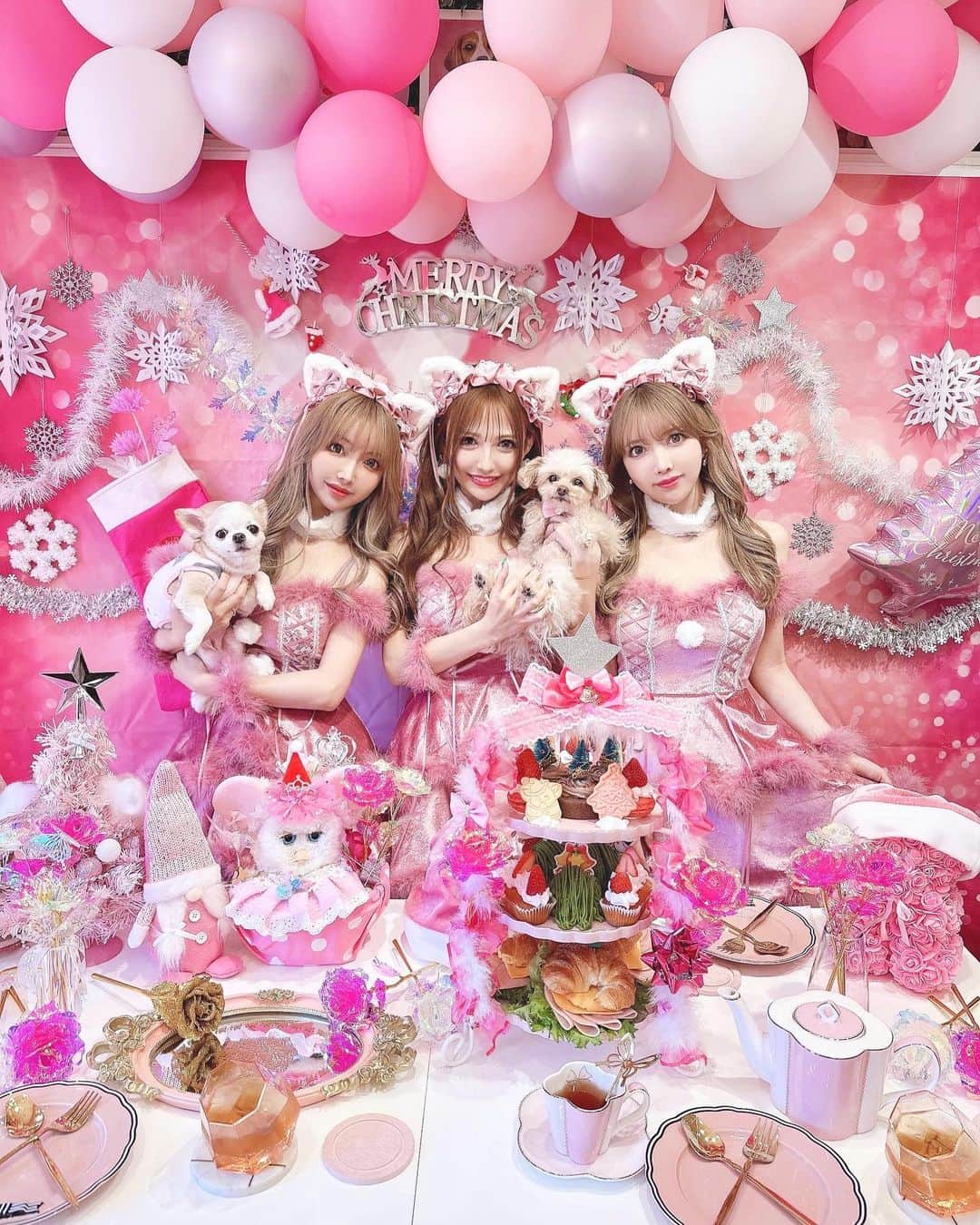 吉川ちえのインスタグラム：「【🎀💕💓💗】 . めっちゃ❤️きゃわわ～🥺💓な 映えアフタヌーンティー🎅✨ 中板橋にある ( @remember6758 )さんが 期間限定🌟Xmasアフタヌーンティー🎅🏻🎄を やってて👸りりかちゃん🎀と わんわん’s🐶と行ってきたよ🫶❤️ . ピンクだらけで可愛かった😍 こんな可愛いアフタヌーンティー 見たことないよ🤣✌️💓 しかもわんこOK🐶なのも嬉しい‼️ . 皆でお揃いの猫耳サンタコス🎅 着てみました🫶✨ りなちゃんプロデュースなの😆 ( @dress_sugar )で買えるよ❤️ . 🧸REMEMBER🧸 . 📮173-0031  東京都板橋区大谷口北町7-1 サンマリンハウス 1F​ ※近隣にコインパーキング有り  【電車の場合】 最寄駅：東武東上線「中板橋駅」より徒歩10分  【バスの場合】 池袋駅西口より国際興業バス4番線の日大病院行きにて終点下車、徒歩2分  📞03-6909-3515 . #中板橋アフタヌーンティー #アフタヌーンティー #アフタヌーンティー東京  #クリスマス会 #サンタコス #Sugar #サンタコスプレ」